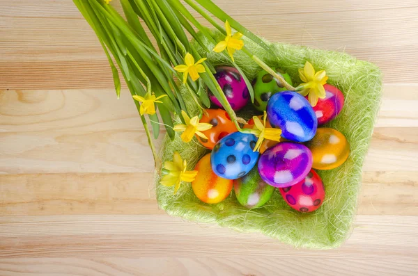 Coloridos Huevos Pascua Flores Narciso Mesa Madera — Foto de Stock