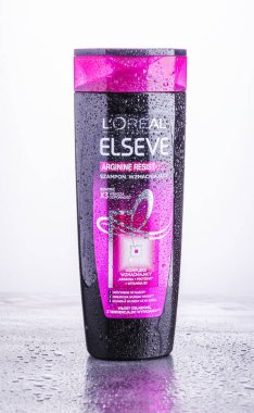 Loreal elseve şampuan degrade arka plan üzerinde izole. Loral S.A. Clichy, Fransa'nın merkezi bulunan bir Fransız kişisel bakım firmasıdır.