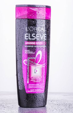 Loreal elseve şampuan degrade arka plan üzerinde izole. Loral S.A. Clichy, Fransa'nın merkezi bulunan bir Fransız kişisel bakım firmasıdır.