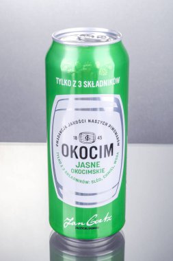 Degrade arka plan üzerinde izole Okocim bira olabilir. Okocim bira şimdi Carlsberg Polska Sa için ait 1845'kuruldu 