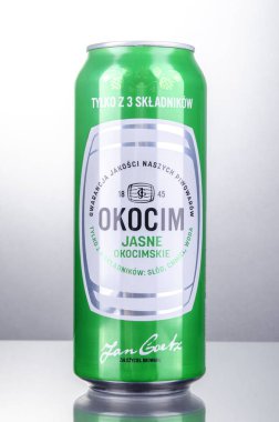 Degrade arka plan üzerinde izole Okocim bira olabilir. Okocim bira şimdi Carlsberg Polska Sa için ait 1845'kuruldu 