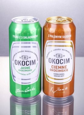 Degrade arka plan üzerinde izole Okocim bira olabilir. Okocim bira şimdi Carlsberg Polska Sa için ait 1845'kuruldu 