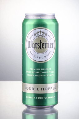 Degrade arka plan üzerinde izole Warsteiner bira. Warsteiner bira Arnsberg orman doğa Park Warstein, Almanya dışında demlenmiş.                            