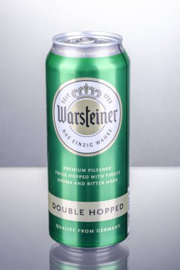 Degrade arka plan üzerinde izole Warsteiner bira. Warsteiner bira Arnsberg orman doğa Park Warstein, Almanya dışında demlenmiş.                            