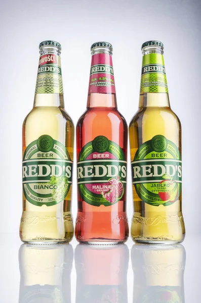 Redds Sabor Cerveja Isolada Fundo Gradiente Cerveja Redds Fabricada Pela — Fotografia de Stock