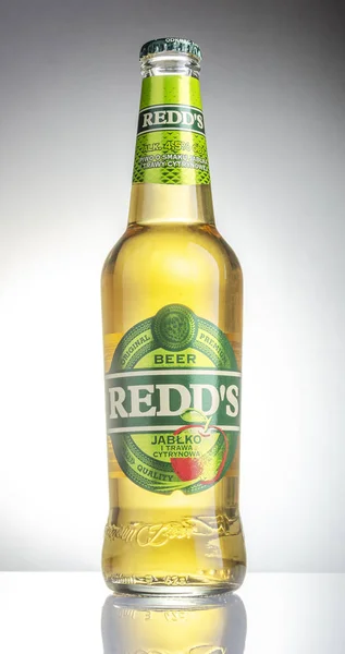 Redds Chuť Piva Izolované Pozadí Přechodem Redds Pivo Vařeno Společnosti — Stock fotografie