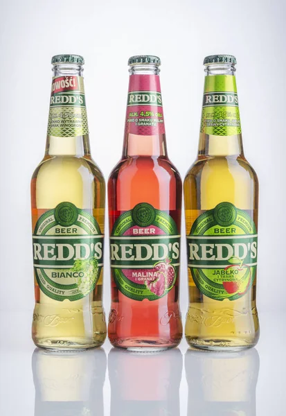 Redds Sabor Cerveja Isolada Fundo Gradiente Cerveja Redds Fabricada Pela — Fotografia de Stock