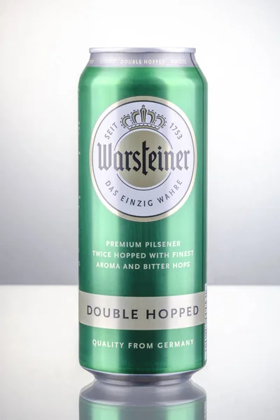 Cerveja Warsteiner Isolada Fundo Gradiente Warsteiner Cerveja Fabricado Arnsberg Forest — Fotografia de Stock