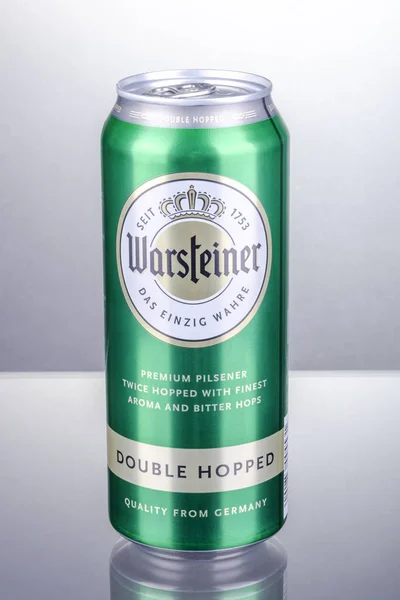 Cerveja Warsteiner Isolada Fundo Gradiente Warsteiner Cerveja Fabricado Arnsberg Forest — Fotografia de Stock