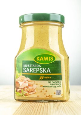 Degrade arka plan üzerinde Kamis hardal. Kamis 1991 yılında Polonya'da kuruldu