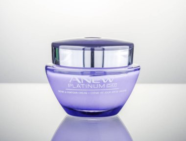 Avon kozmetik degrade arka plan üzerinde izole. Avon ürünleri Inc David Mcconnell tarafından 1886 yılında İngiltere'de kurulmuştur. 