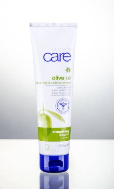 Avon kozmetik degrade arka plan üzerinde izole. Avon ürünleri Inc David Mcconnell tarafından 1886 yılında İngiltere'de kurulmuştur. 