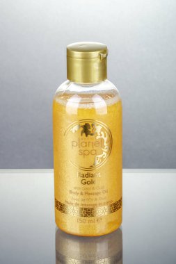 Avon kozmetik degrade arka plan üzerinde izole. Avon ürünleri Inc David Mcconnell tarafından 1886 yılında İngiltere'de kurulmuştur