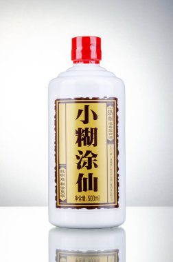 Degrade arka planda izole tipik güçlü Çin liquer şişe. Bu Guizhou Eyaleti, Çin Maotai kasabasında bulunan Yunfeng şirket tarafından üretilmektedir