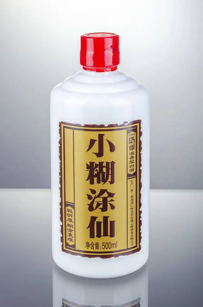 Butelka Typowej Mocnej Chińskiej Skroby Izolowanej Tle Gradientu Jest Produkowany — Zdjęcie stockowe