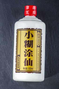 Taş arduvaz taş arka planda izole tipik güçlü Çin liquer şişe. Bu Guizhou Eyaleti, Çin Maotai kasabasında bulunan Yunfeng şirket tarafından üretilmektedir