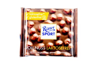 Beyaz arka plan üzerinde izole Ritter Sport çikolata bar. 