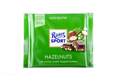 Beyaz arka plan üzerinde izole Ritter Sport çikolata bar. 