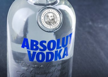 Bir şişe saf absolut votkası. Absolut votka 1879 yılından bu yana Güney Isveç 'te üretilmektedir. Absolut 2008 yılında Pernod Ricard grubu tarafından satın alındı 