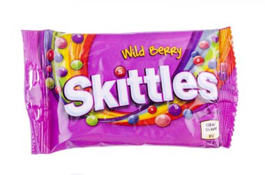 Beyaz arka planda izole Skittles meyve aromalı şekerlemeler.