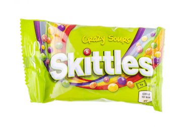 Beyaz arka planda izole Skittles meyve aromalı şekerlemeler.