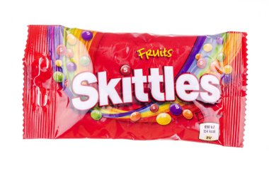 Beyaz arka planda izole Skittles meyve aromalı şekerlemeler.