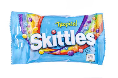 Beyaz arka planda izole Skittles meyve aromalı şekerlemeler.