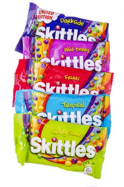 Beyaz arka planda izole Skittles meyve aromalı şekerlemeler.