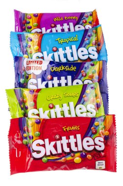 Beyaz arka planda izole Skittles meyve aromalı şekerlemeler.