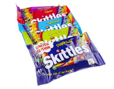 Beyaz arka planda izole Skittles meyve aromalı şekerlemeler.