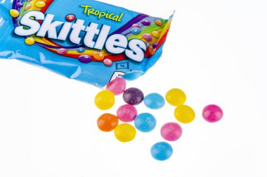 Beyaz arka planda izole Skittles meyve aromalı şekerlemeler.