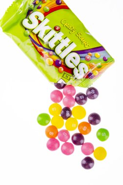 Beyaz arka planda izole Skittles meyve aromalı şekerlemeler.
