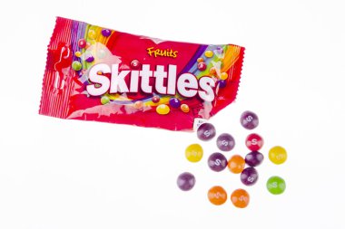 Beyaz arka planda izole Skittles meyve aromalı şekerlemeler.