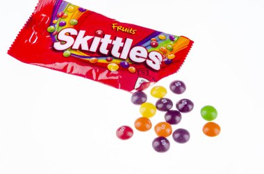 Beyaz arka planda izole Skittles meyve aromalı şekerlemeler.