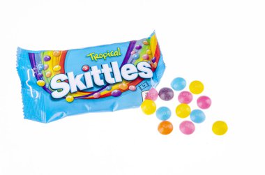 Beyaz arka planda izole Skittles meyve aromalı şekerlemeler.