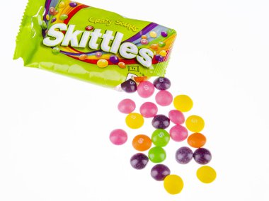 Beyaz arka planda izole Skittles meyve aromalı şekerlemeler.
