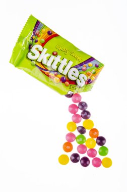 Beyaz arka planda izole Skittles meyve aromalı şekerlemeler.