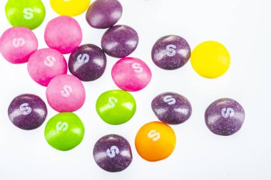 Beyaz arka planda izole Skittles meyve aromalı şekerlemeler.