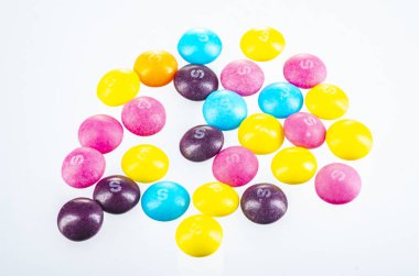 Beyaz arka planda izole Skittles meyve aromalı şekerlemeler.