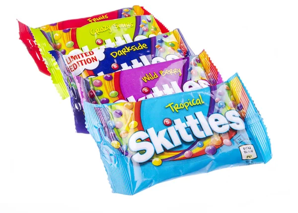 Skittles Cukierki Aromatyzowane Owocami Białym Tle — Zdjęcie stockowe