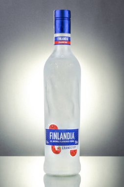 Cranberry degrade arka planda Finlandia votka aromalı. Finlandia votka 1970 beri arpa ve saf buzul suyundan üretilmektedir