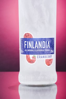 Cranberry degrade arka planda Finlandia votka aromalı. Finlandia votka 1970 beri arpa ve saf buzul suyundan üretilmektedir