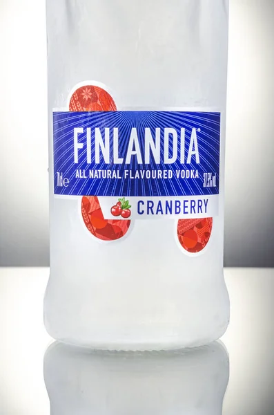 Cranberry Aromatizzato Finlandia Vodka Sfondo Sfumato Vodka Finlandese Prodotta Dall — Foto Stock
