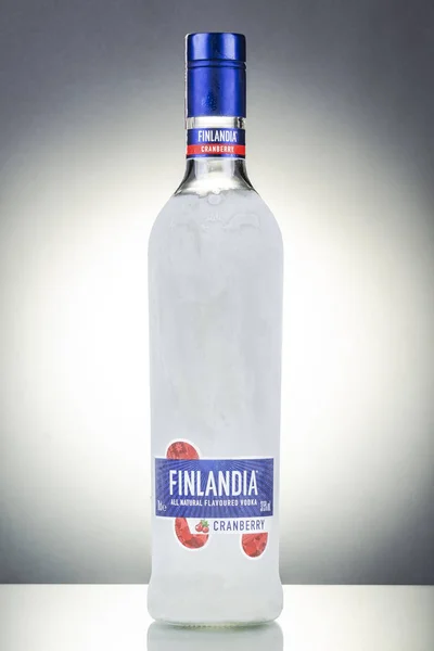 Cranberry Aromatizzato Finlandia Vodka Sfondo Sfumato Vodka Finlandese Prodotta Dall — Foto Stock