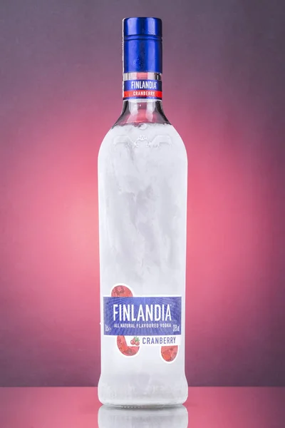 Żurawina Smaku Finlandia Wódka Tle Gradientu Finlandia Wódka Została Wyprodukowana — Zdjęcie stockowe