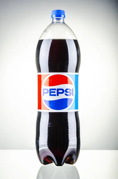 Bebida Pepsi Aislada Sobre Fondo Degradado Pepsi Refresco Carbonatado Producido — Foto de Stock