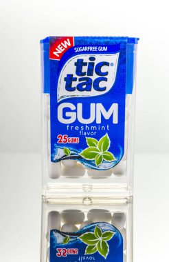 Sugarfree Tic Tac sakız degrade arka planda izole. Tic TACS Italyan şekerleştirici Ferrero tarafından üretilmektedir ve ilk olarak 1968 yılında üretilmektedir..