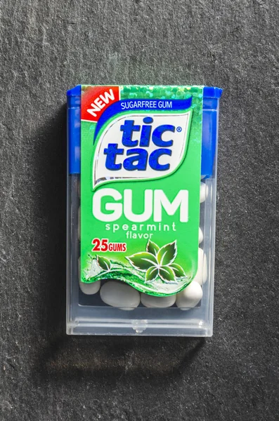 グラデーションの背景に分離された Sugarfree チックタックガム Tic Tacs はイタリアの菓子フェレロによって製造され 最初に1968で作り出された — ストック写真