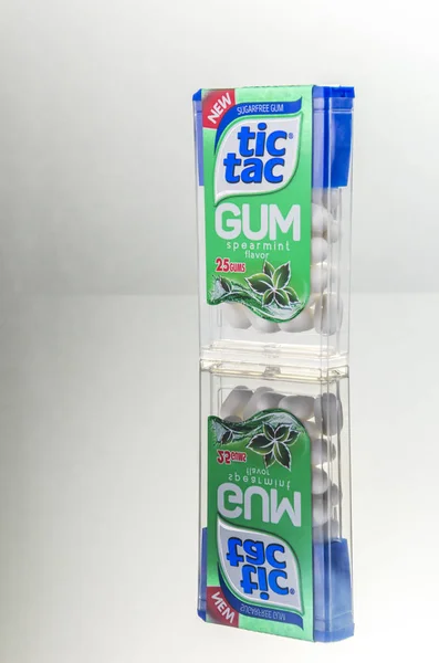 Suikervrije Tic Tac Gum Geïsoleerd Gradiënt Achtergrond Tic Tac Worden — Stockfoto