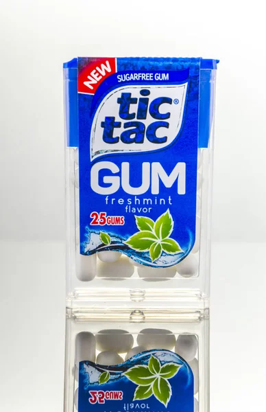 グラデーションの背景に分離された Sugarfree チックタックガム Tic Tacs はイタリアの菓子フェレロによって製造され 最初に1968で作り出された — ストック写真